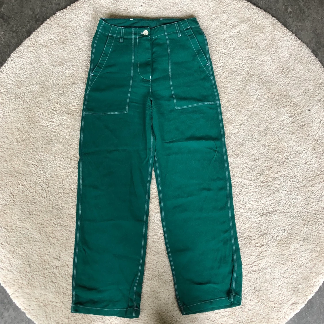 Grön byxa med contrast stitching