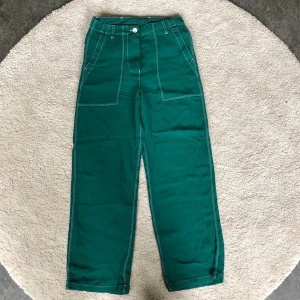 Grön byxa med contrast stitching - Byxa från Arket. Stora fickor i bak som behöver strykas men jag har inget strykjärn~