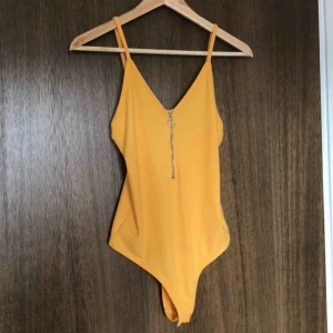  - Gul body från BikBok💛