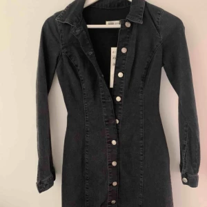  - Helt oanvänd figursydd jeansklänning från Zara, köpte den för ca 1 år sen och har tyvärr inte fått någon användning av den🙁 