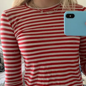 Randig tröja från NAKD  - tröja från nakd. säljer pga för liten för mig, dock endast använd ett fåtal gånger med. Fint skick. köparen står för frakten 