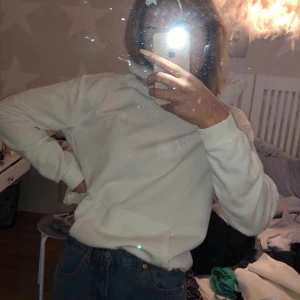 Vit basic hoodie - En helt vanlig vit basic hoodie ifrån Cubus! Använd typ 2 gånger,  pga att den inte kommer till användning! köpt för 200kr 💞