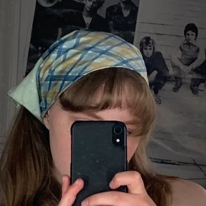 Scarf 50x50cm - Frakt tillkommer på 11kr. Mått: 50x50cm