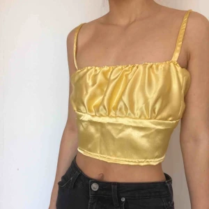  - Har en kvar av denna populära handsydda linne!!! Matchar med mycket och perfekt till en varm vårkväll eller sommardag. Rosetterna gör att den passar flera storlekar