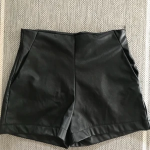  - Skinnshorts från Boohoo med dragkedja på sidan och fickor framtill.🖤 Aldrig använda.