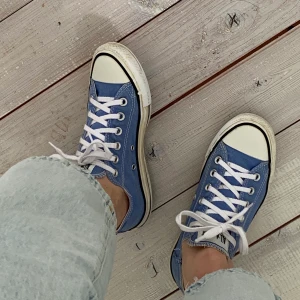 Ljusblåa converse låga i strl 37,5🖤 - Ett par ljusblå converse i storlek 37,5, uk:5. Hittade dom i min garderob och har ingen aning om jag eller vem som använt de och hur mycket de är använda. Skosnörena är helt nya och jag har tvättat skorna i 95 grader så de är fräscha🤍