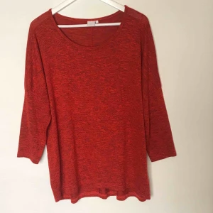 Tröja - Fin och mysig tröja i storlek L! Bra skick. Köparen står för frakten men kan även mötas upp i Uppsala, Knivsta eller Sigtuna. Tveka inte att fråga mig om något! 