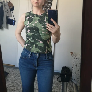 Monki linne strl S - Så snyyggt  och skönt linne från monki som jag använt för lite. Det är lite croppad så det slutar alltså precis som det ser ut på bilden och är  inte nedstoppad i byxorna. Det är nog mer som XS i storlek. Köparen står för frakt. 