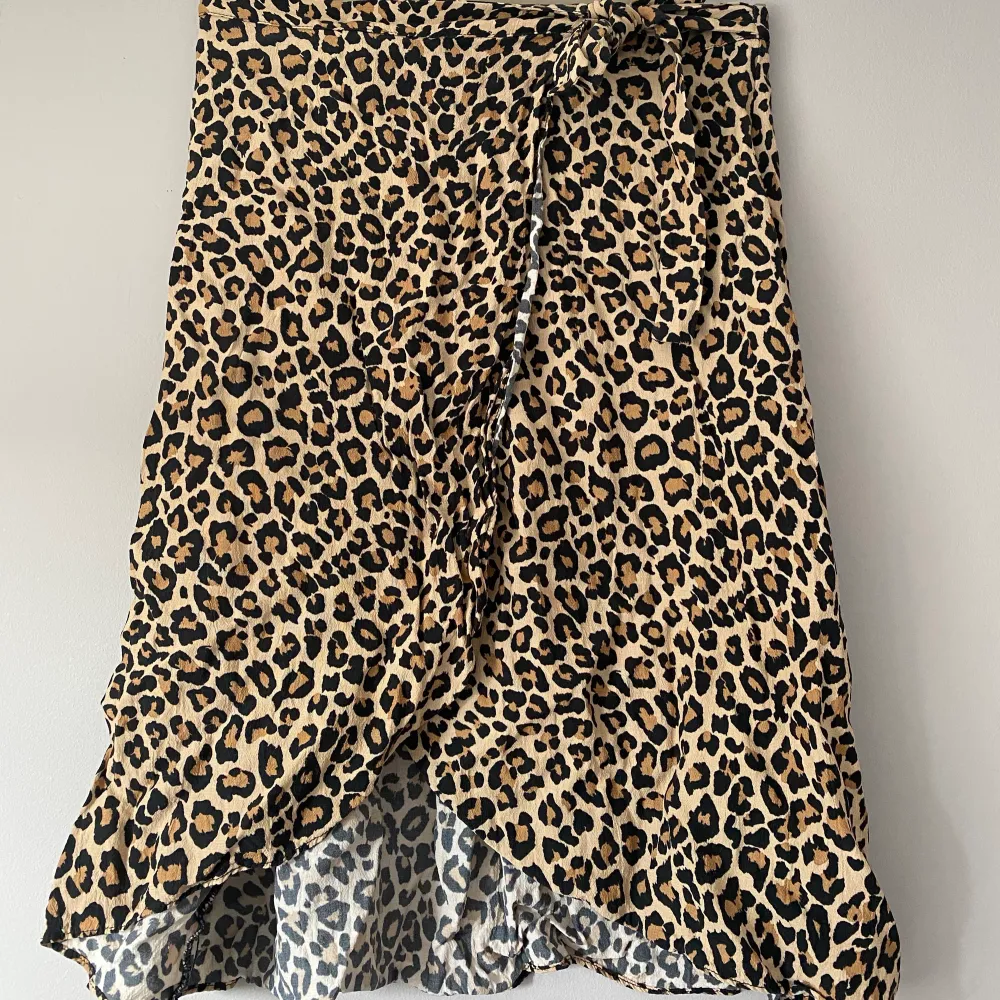 Leopardkjol från berska i storlek S, perfekt till stranden i sommar, passar perfekt med en bikinitopp. . Kjolar.