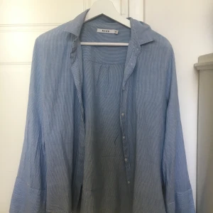 Na-kd skjorta strl 36 - Jättefin skjorta från nakd i storlek 36. Lite vida ärmar. Använd men fint skick. Kan skicka bilder på om någon vill se☺️ 