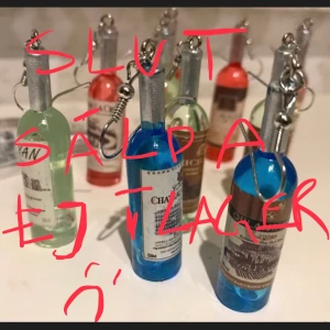 PARTY FESTLIGA AKRYL ÖRHLNGEN MIXA FÄRG GÅR BRA  - 🥳NYA AKRYL KROCK DROPP ÖRHÄNGEN, KROCKEN ÄR UTAV Metall. Samma färg el Mixa Lökör färg kan man oxså göra. 1 par 59kr. Snabb leverastid:1-3 vardagar. bjuder på en glittrig etiet. Frakt 5kr  🌷🥳🍸🍾 postar inatt, är en nattuggla 