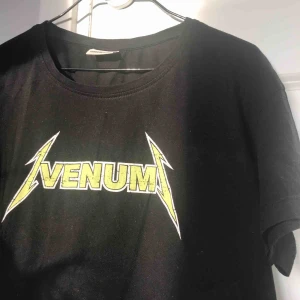 VENUM - Köpt från NELLY. Svart enkel t-shirt med tryck på. Använt en del men fortfarande i bra skick :) Frakt ingår i priset!