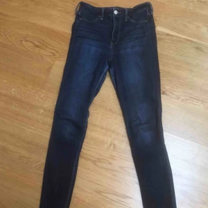  - Hollister jeans säljs i bra skick. Säljer pga inte min stil. Frakt tillkommer annars möts i gullmarsplan.