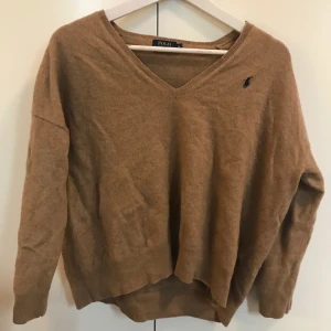 Polo Ralph Lauren. Kamelbrun M - Liten i storleken, men supersnygg passform! Använt skick.