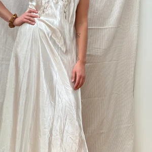 Klänning i vit siden med spets - Aldrig använd, det är synd för den är verkligen så vacker! Använd den som klänning, nattlinne, till festen... den flowar och tyget är magiskt! 100% siden och old School från NK. Rätt vid och stor, lång. Frakt ingår <3