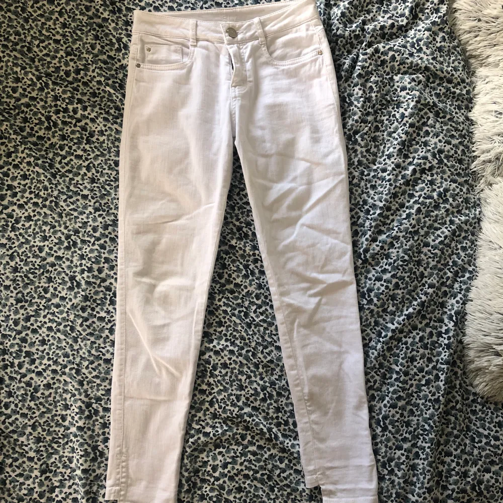 Vita jeans från ELA med detalj på baksidan. Storlek 34. Väldigt sparsamt använda då de sitter lite tajt. Frakt tillkommer. . Jeans & Byxor.
