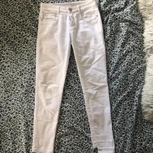 Vita jeans från ELA med detalj på baksidan. Storlek 34. Väldigt sparsamt använda då de sitter lite tajt. Frakt tillkommer. 