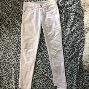 Vita Jeans  - Vita jeans från ELA med detalj på baksidan. Storlek 34. Väldigt sparsamt använda då de sitter lite tajt. Frakt tillkommer. 