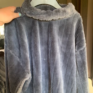 Mjukiströja - Säljer denna supersköna och mysiga tröjan från Bershka! Strl L men passar S/M, i nyskick men en liten vit prick på magen, men knappt synlig💕 frakt 44