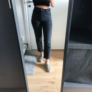 Boyfriend/girlfriend jeans från Zara! De är i färgen uttvättad svart. Inköpta i somras och använda några få gånger. Har trådar nertill! Frakt tillkommer! 