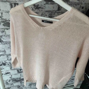 Stickad tröja från Gina stl XS - Jag säljer denna superfina tröjan från Gina Tricot då den aldrig kommit till större användning hos mig. Jag köpte den för 249kr och har efter det använt den 2-3 gånger.