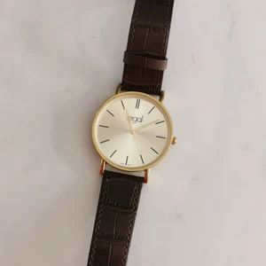 Regal klocka  - Använt ett fåtal ggr, väldigt fint skick. Batteribyte behövs 