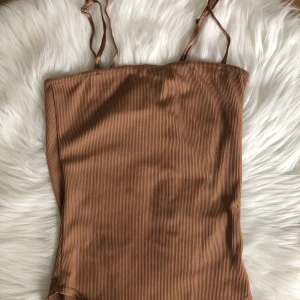 Body från Boohoo - Sparsamt använd! Bilderna som ligger uppe är de bilder som finns.