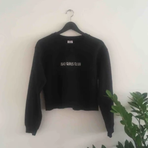  - Croppad tjocktröja från Beyond Retro! Fåtal använt. Frakten är inräknad✨