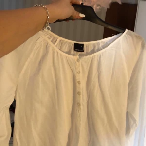 Charmig vit blus - En söt & charmig vit blus från Ginatricot som går att klä till det mesta! Skönt och luftigt material. Köparen står för frakten eller hämtar i Motala :)