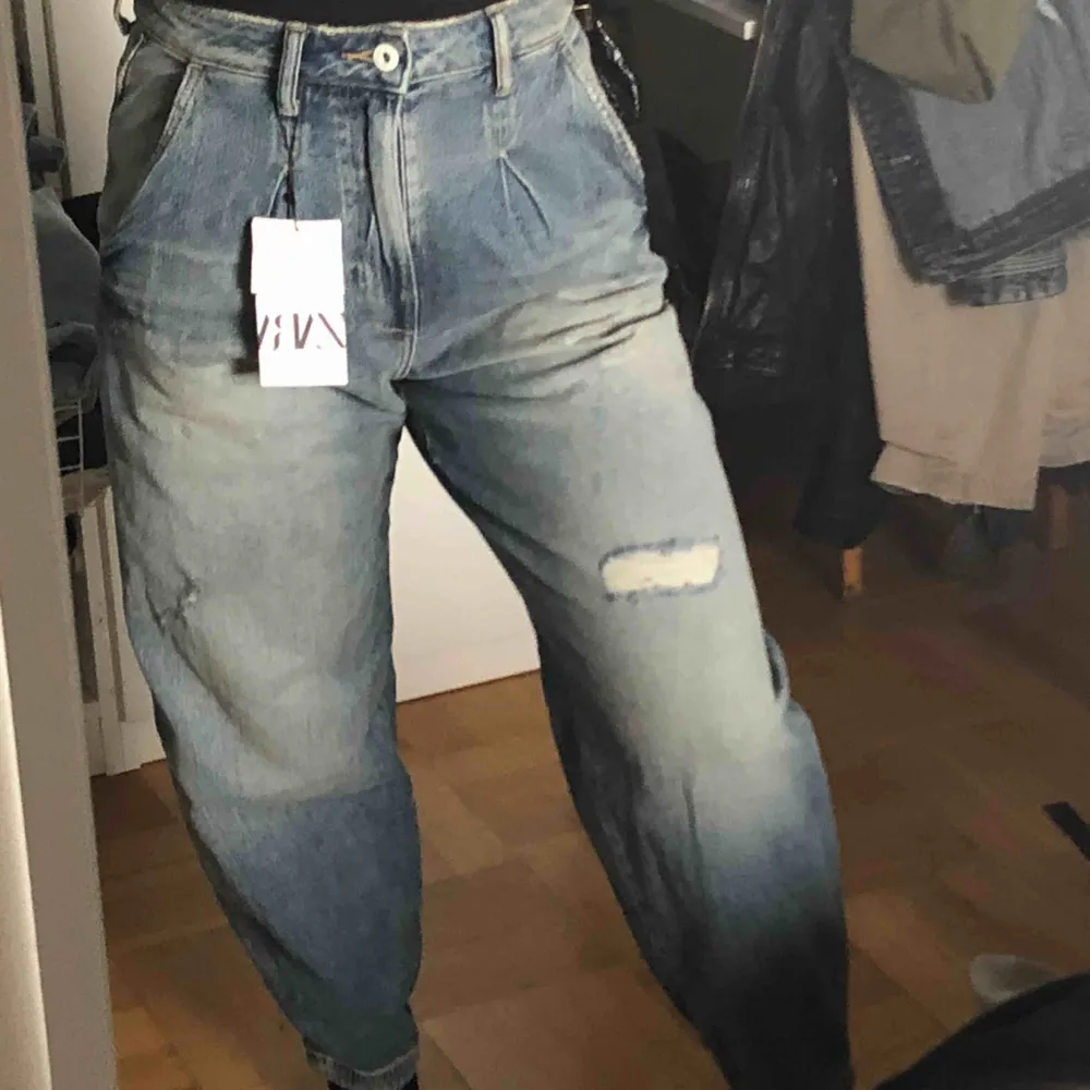 Helt oanvända nya jeans från zara. Skitcoola! Säljer pågrund av flera liknande jeans. Passa på :). Jeans & Byxor.