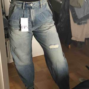 Helt oanvända nya jeans från zara. Skitcoola! Säljer pågrund av flera liknande jeans. Passa på :)