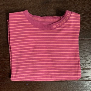 Stussy t-shirt - Nästan helt oanvänd så i mycket bra skick. Den är i storlek S i herrstorlek. Kan skicka mått eller fler bilder påom de skulle vara relevant! Frakt tillkommer på 50kr. Kan sälja billigare vid snabb affär! 