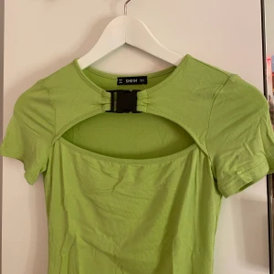 Cool tröja med spänne över bröstet - Svin cool tröja som är urringad över bröstet sen en knäppare som detalj.Frakten ingår i priset!!. 😊