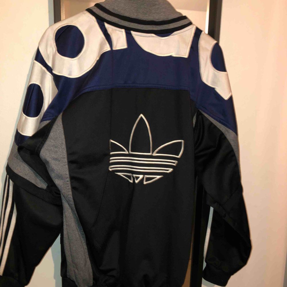 Adidas kofta vintage storlek L  Pris inkl frakt. Huvtröjor & Träningströjor.