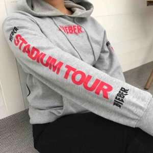  - Oanvänd Purpose Tour hoodie i herrstorleken XS, älskar trycket på ryggen! Säljer då den tyvärr är lite för stor på mig, min kompis på bilden har vanligtvis damstorlek S och hoodien passar bra på henne. Köparen står för frakt❣️