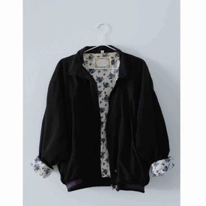  - Retro Vintage - Gulins Casual - blommigt foder 100% bomull - yttermaterial 100% polyester. Snyggt oversize på mig som är en strl S till vardags.  Köparen står för frakt.