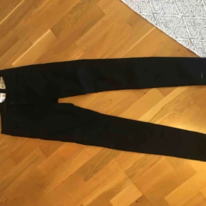  - Ett par svarta jeans från crocker. Är i lite tjockare jeanstyg som tyvärr är för små för mig. 26/30. Frakt kostar 50kr! :)