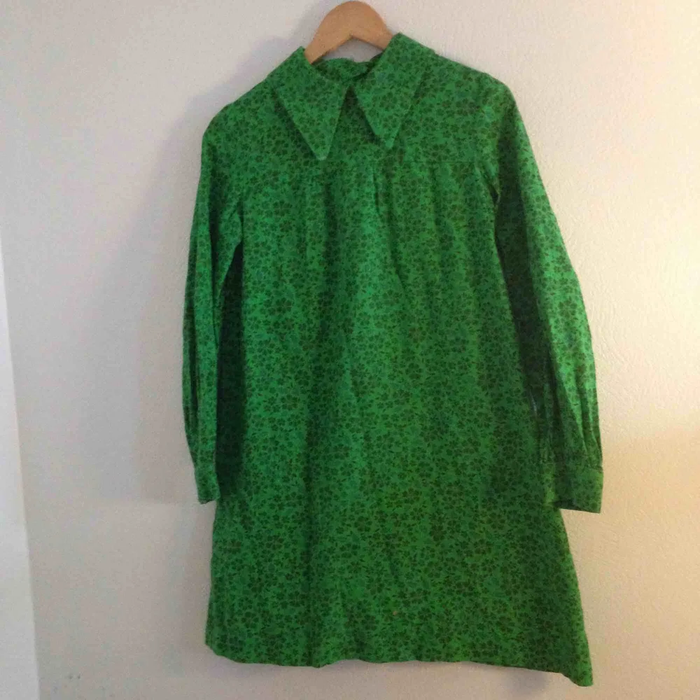 Vintage grön blommig klänning med krage  40/50/60 tal. Köpt på Tradera ett tag sen. Säljes pga trivs inte i klänning men sjukt vackert mönster och murrig.. Klänningar.