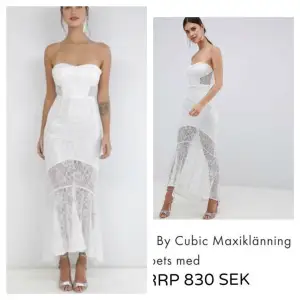 Snygg och sexig klänning från C by Cubic. Bilderna gör den inte rättvisa. Klänningen är den ultimata festklänningen och har en stretchig och figurnära passform . Eterisk, luftig och lätt.  Bandeau design i tunn spets med detaljer i silver.Maxilängd. Vadderade kupor. Förstärkt med skenor i sidorna. Dragkedja dold bak. Skir Fishtail modell. Underkjol. Strlk UK10/EU38 Regular fit-normal i storleken.Material: Body: 50% polyamid, 30% viskos, 20% lurex metallic-fibrer, foder: 100% polyester. Nypris 830 kr Säljs 350 kr +48 kr Frakt tillkommer. Priset kan diskuteras vid en snabb affär.Avhämtning i Södertälje centrum/Skickar mot frakt. Swish. 10% utav såld vara ges till välgörenhet genom targetaid.com skickar screenshot med donationen. Titta gärna på mina andra annonser.      