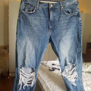 Skitsnygga boyfriend jeans. Bra skick använd ett fåtal gånger. Nyköpta 600 kr. Frakt ingår. Kan även mötas upp runt Stockholms trakten/Uppsala då kostar det 280.<33
