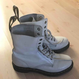  - Säljer mina dösnygga Dr. Martens pga. för små för mig. Självklart i original och i äkta skinn. Köparen står för eventuell fraktkostnad, kan även mötas upp i Stockholm.