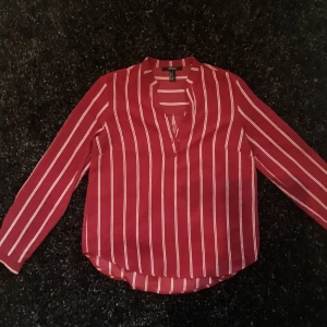  - Forever 21 Red stripes blouse top (M) Meet ups in Sthlm/ post not included in price ✨