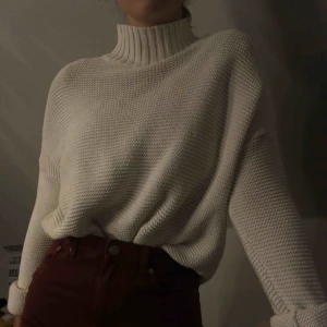  - Vit tjocktröja från Gina Tricot! Bra skick! Har även polokrage, ganska hög. 