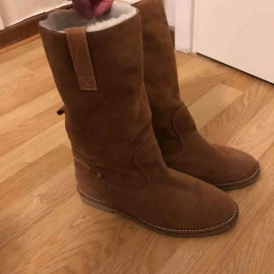  - Svea, Sandviken 4 i mocka och varmfoder. Sparsamt använda i fint skick. Hämtas i Lund. 