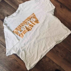  - Väldigt skrynklig men jag kan stryka innan jag postar 😇 köparen står för frakt 