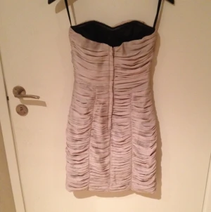 Klänning från H&M. Litet "hål" längst ner till höger i sömmen som lätt kan sys igen - Klänning från H&M. Litet "hål" längst ner till höger i sömmen som lätt kan sys igen