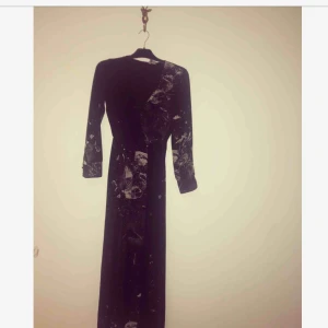  - Häftig långklänning med slits framtill Perfekt till nyår