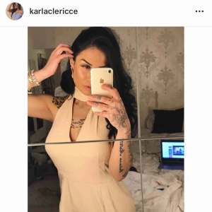  - Säljer denna fina jumpsuit, kan skicka fler bilder .  Alltså långbyxor ner .  Öppen rygg , använd en gång , köpt från nakd