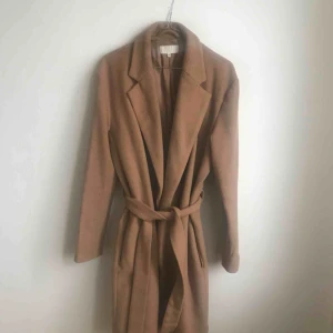  - Höst/vinterkappa 🐪 81%wool 19%polyester Hål i sömmen i fodret i fickan, lätt att laga! 