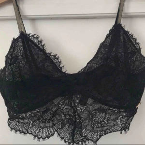  - Säljer denna ursnygga bralett från märket Ella M nypris:250kr går att styla till otroligt mycket tex bild 2.  Frakt ingår. 